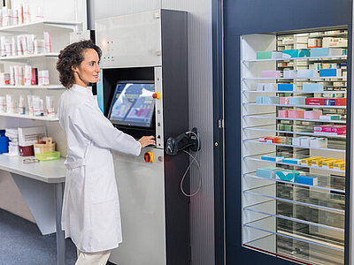 Kommissionierautomat in einer Apotheke