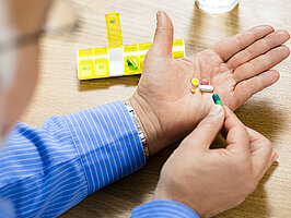 Patient mit Medikamenten in der Hand Viele Menschen greifen unnötig zu Nahrungsergänzungsmitteln / pharmacon Meran