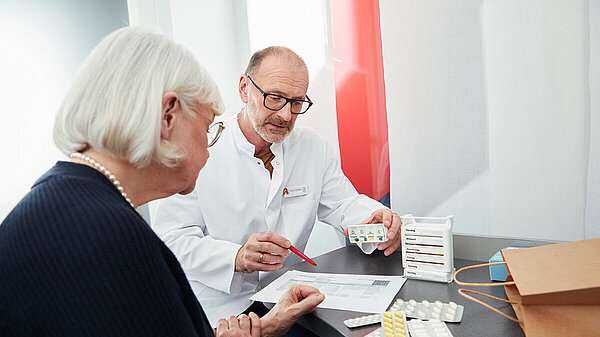 Apotheker und Patientin in der Beratung
