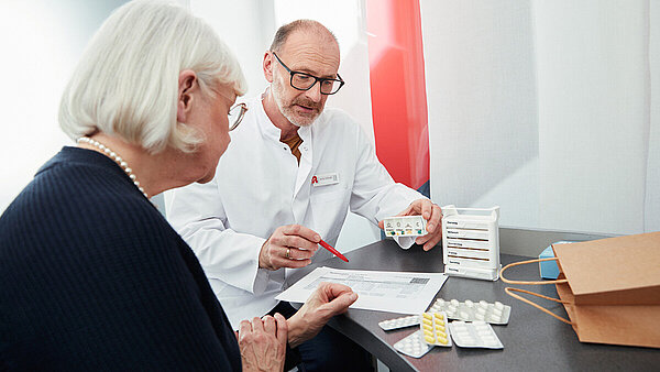Apotheker und Patientin in der Beratung