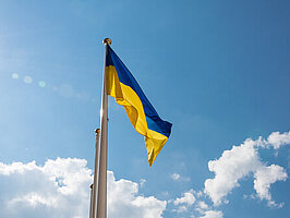 Ukraine Flagge weit