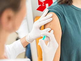 Eine Patientin wird in der Apotheke geimpft.
